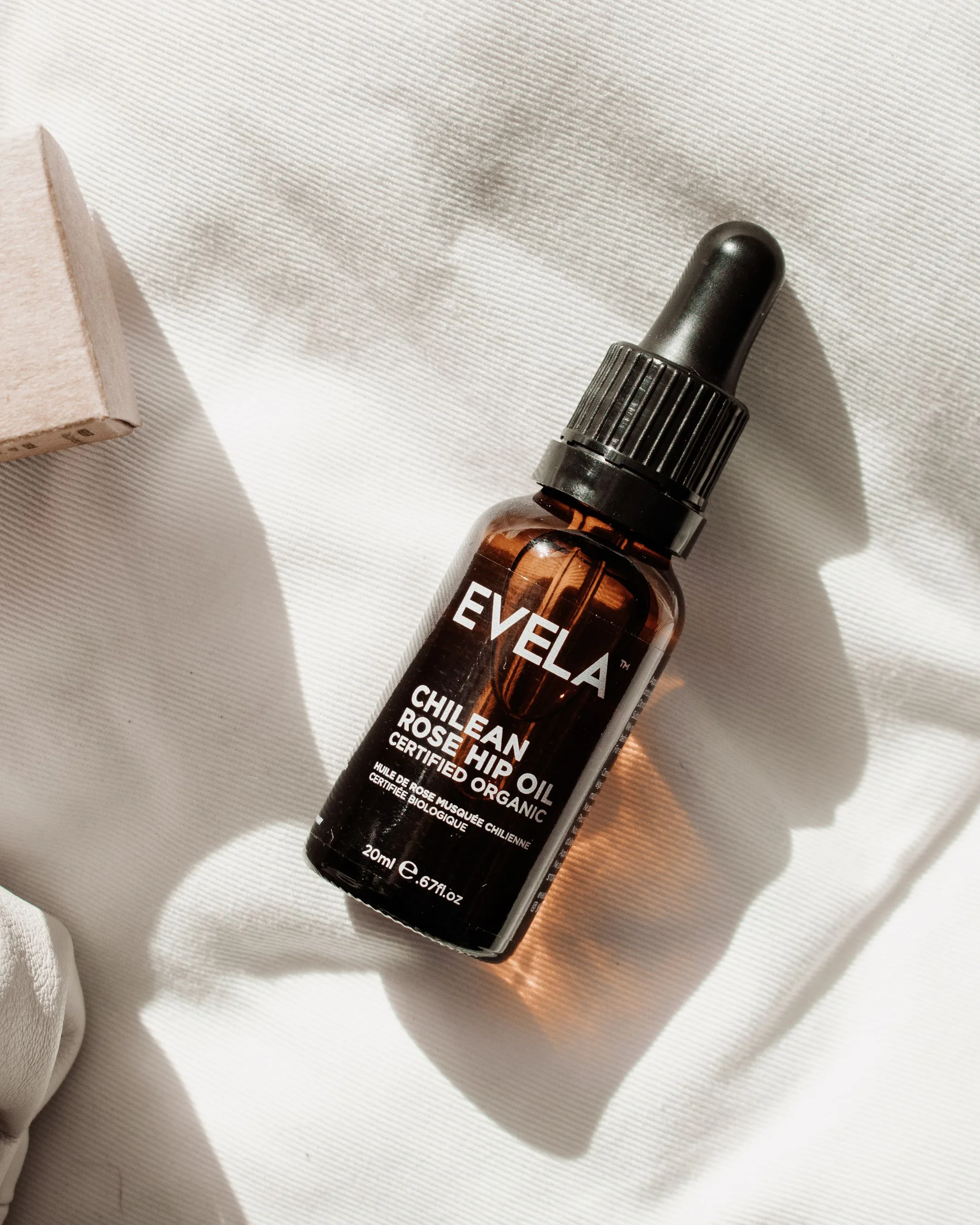 Flacon compte-gouttes d’huile de rose musquée et sa boîte en carton, mentions « Certified organic », « certifiée biologique » et « 20 ml ℮ » imprimées