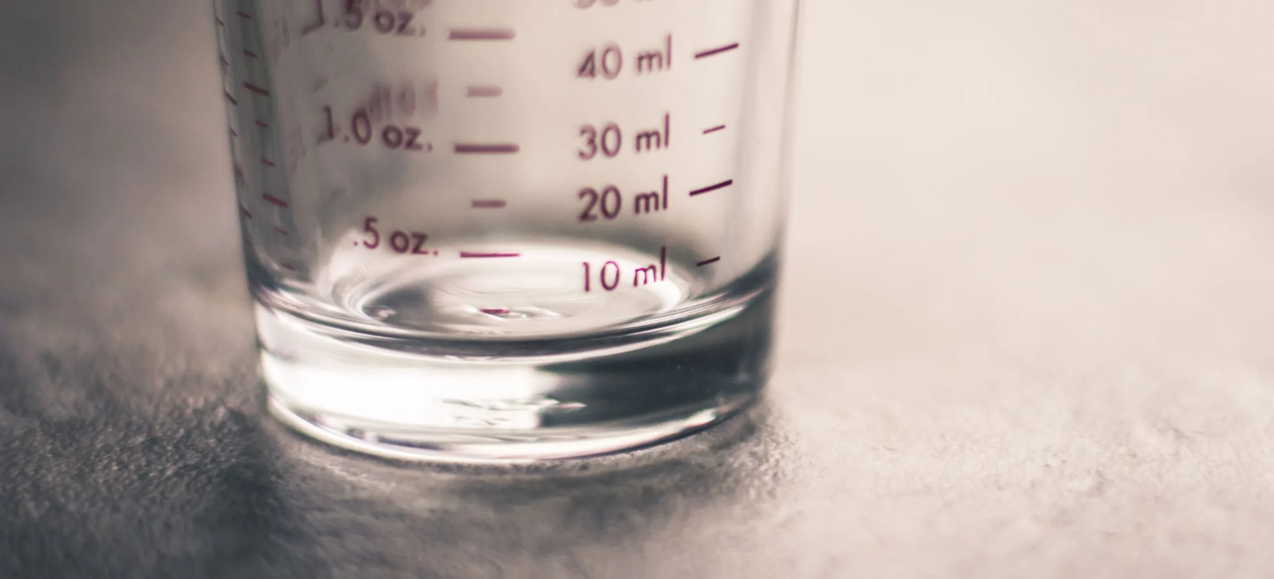 Gros plan de la mention « 20 ml ℮ » au pied du flacon